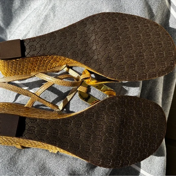 Lilly Pulitzer NEW Gold Metallic T-Strap Sandals 10M - Picture 8 of 10